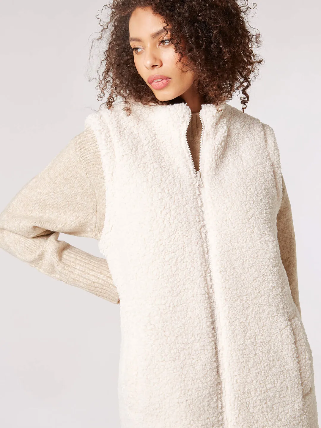 The REVERSIBLE Quilted Sherpa Vest - Ivory